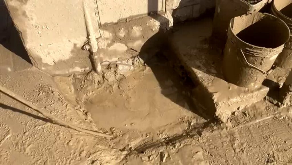 Alluvione, a Campi Bisenzio l'argilla ora ostruisce le fogne. I residenti: "È un problema gigantesco"
