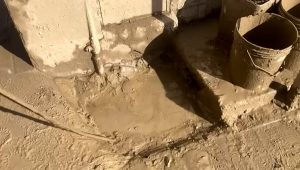 Alluvione, a Campi Bisenzio l'argilla ora ostruisce le fogne. I residenti: "È un problema gigantesco"