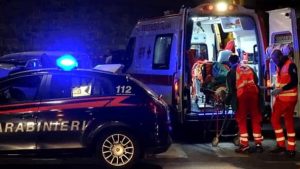 Travolta da un camion mentre cammina: morta