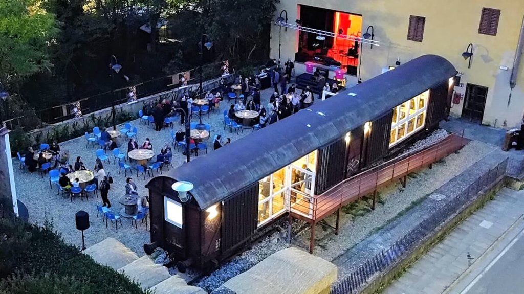 In un teatro vicino Firenze cene d’altri tempi dentro a un vecchio vagone
