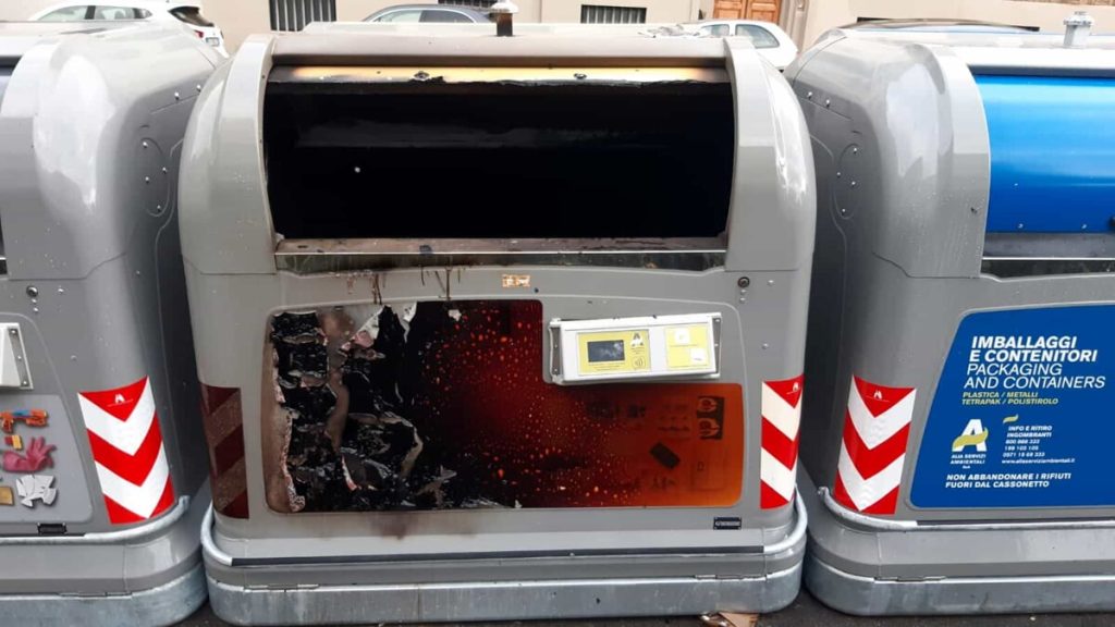 Piromane seriale arrestato dopo aver incendiato due cassonetti