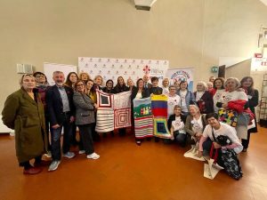 In piazza Santa Croce tremila coperte colorate contro la violenza sulle donne