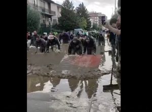 "Ecco dov'è la Curva Fiesole", virale il video dei tifosi nelle zone alluvionate / LE IMMAGINI