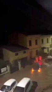 Esonda fiume: decine di auto portate via come giocattoli / LE IMMAGINI