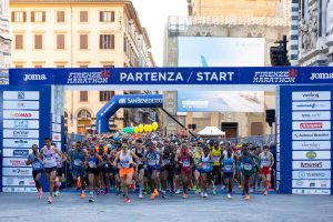 Firenze Marathon 2023: medaglia, colore viola per t-shirt e le nuova calzatura special edition