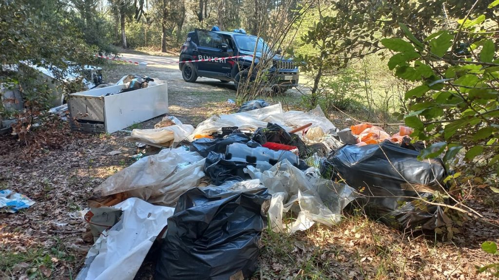 Rifiuti speciali abbandonati, nei guai i titolari di tre ditte