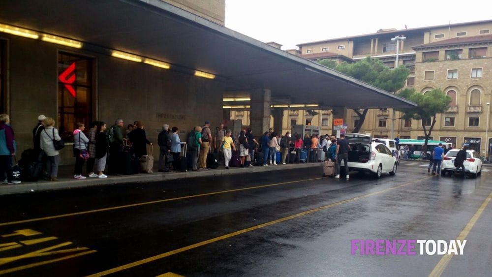 Taxi, seconda guida e turni più lunghi: “Come averne in strada cento in più". Aumentano le tariffe