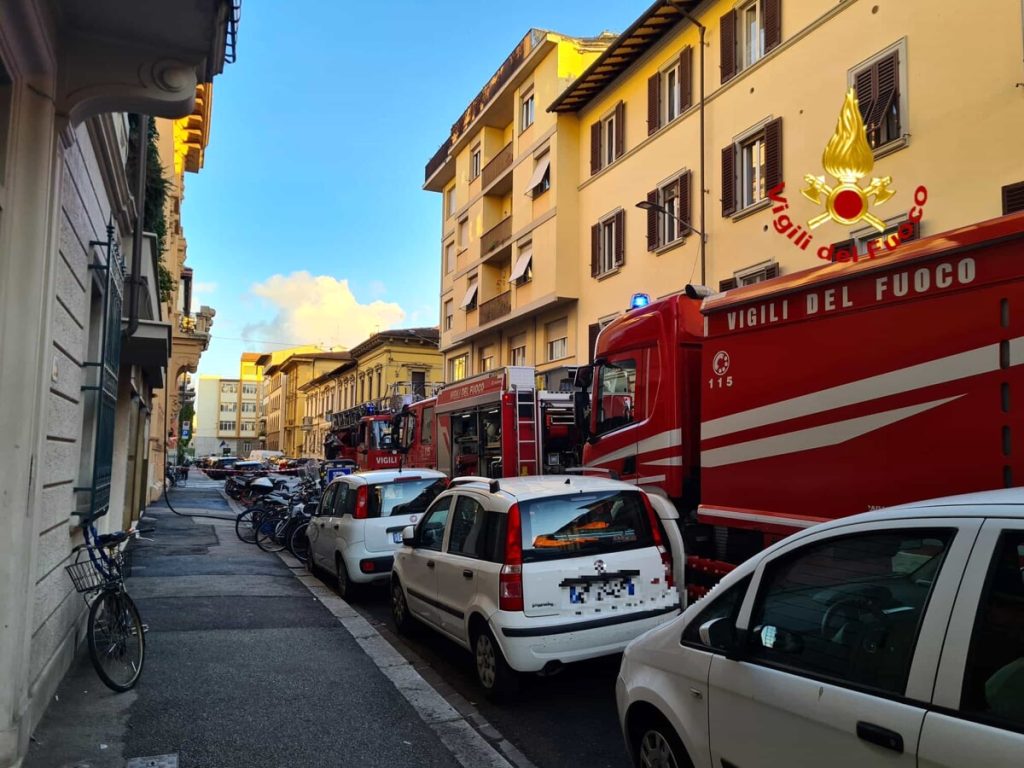 Appartamento a fuoco in centro: in sei finiscono all'ospedale