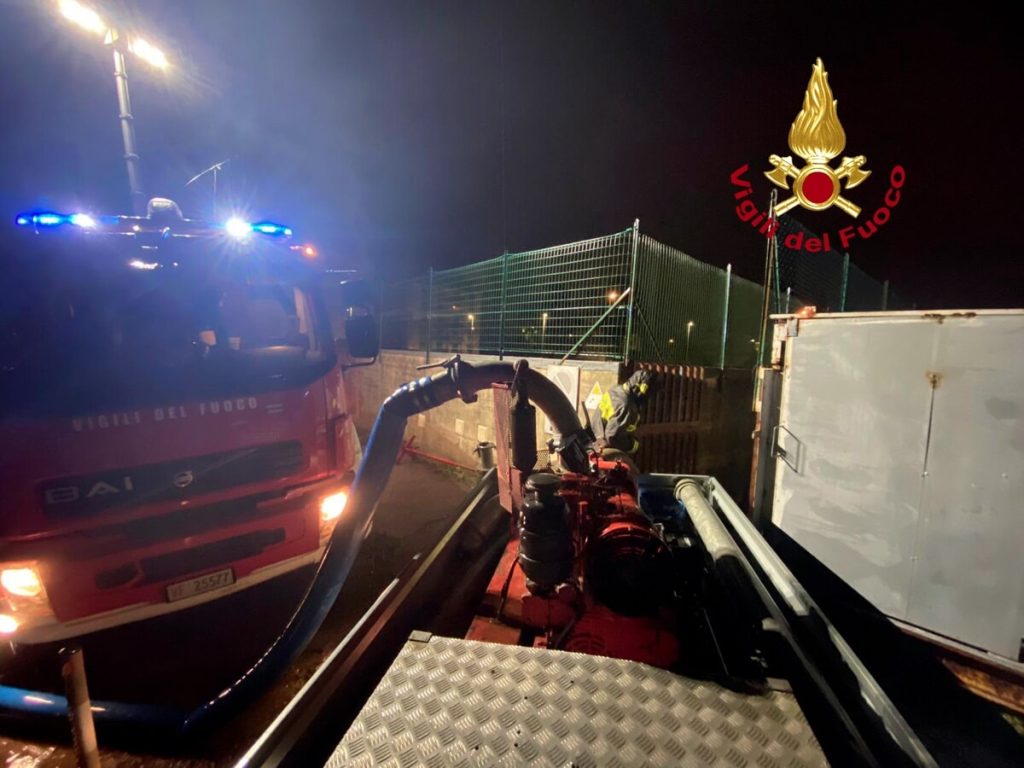 Tubo rotto all'ospedale: lungo intervento dei vigili del fuoco