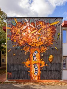 Street Art irrompe all’istituto superiore Leonardo da Vinci: sulla facciata l’opera Boom Nuclear Explosion di Mr. Fijodor