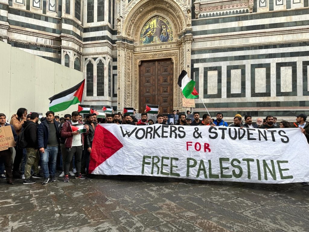 Manifestanti pro Palestina bloccano l’accesso alla cupola del Duomo