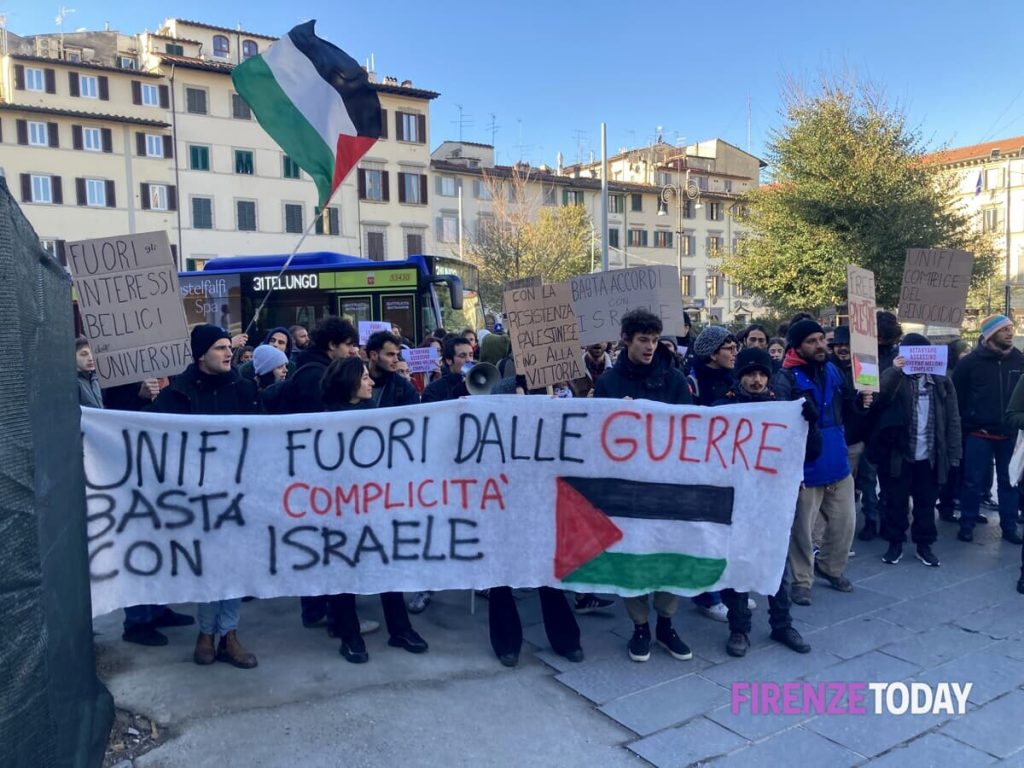 Palestina, gli studenti protestano davanti al rettorato: “Fuori l'università dalla guerra” / FOTO