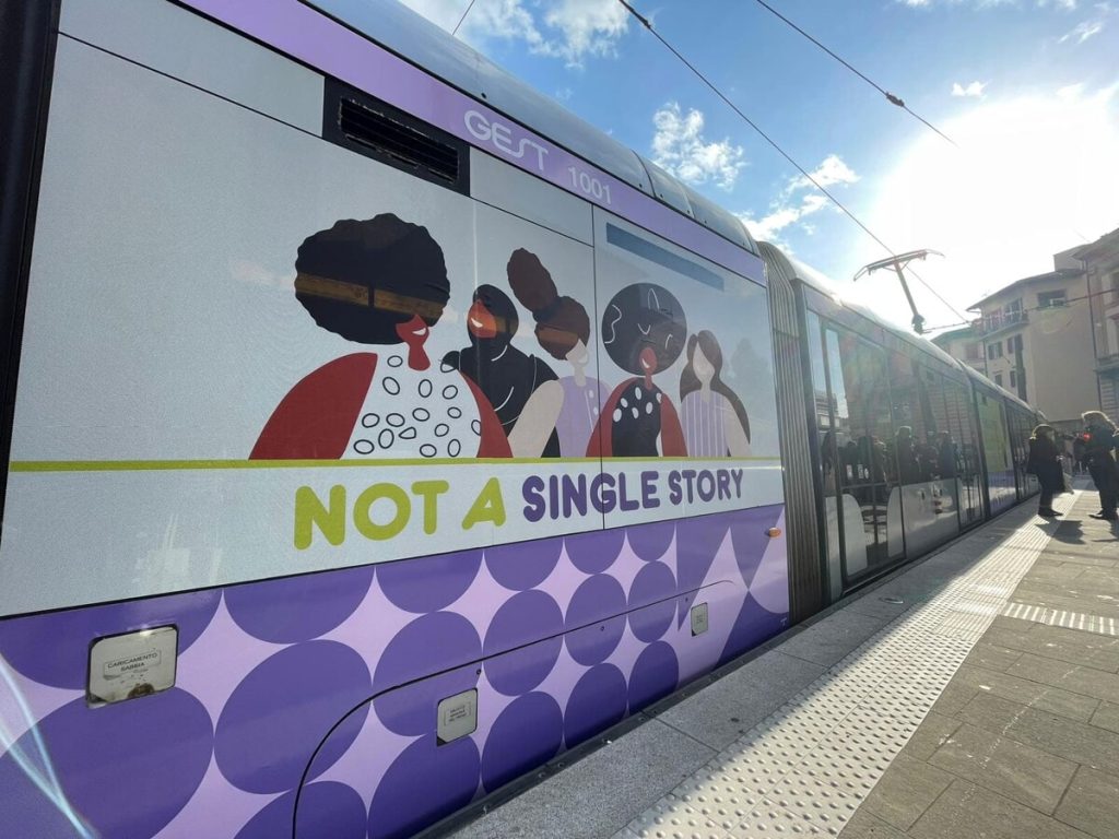 Il contrasto alla violenza di genere viaggia anche in tramvia FOTO