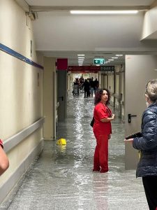 Maltempo, allagati anche gli ospedali: è stato di emergenza regionale. Giani: "Restiamo a casa"