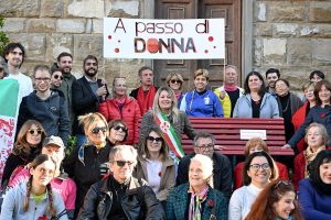 Contro la violenza sulle donne panchina rossa davanti a Palazzo Vecchio