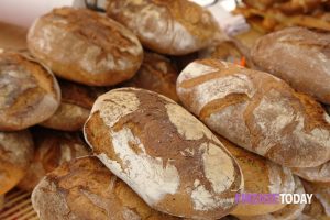 "Ci sta il pane e la sassata": cosa significa e da cosa deriva l'espressione