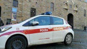 Truffa con il gioco delle tre carte a Ponte Vecchio, fermato e denunciato