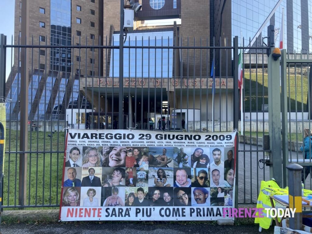 Strage di Viareggio, oltre trenta ore in presidio al Palazzo di Giustizia: "Rischia di finire tutto in una bolla di sapone"
