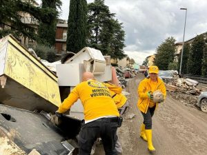 Raccolti 30 metri cubi di rifiuti lungo le vie di Campi Bisenzio