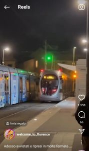 Appollaiati all’esterno della tramvia in diretta social