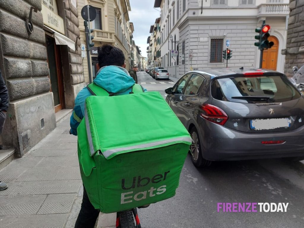 Branco rapina e picchia rider alle Cascine: arrestati tre giovani