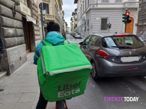 Branco rapina e picchia rider alle Cascine: arrestati tre giovani 