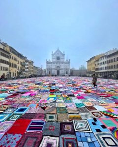 Donne: contro la violenza migliaia di coperte distese in piazza Santa Croce / FOTO