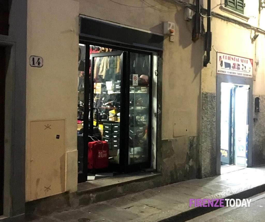 Rompe a calci la vetrina di un negozio e viene arrestato per la seconda volta in poche ore