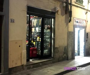 Rompe a calci la vetrina di un negozio e viene arrestato per la seconda volta in poche ore
