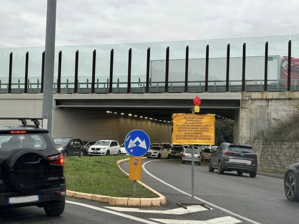 Senso unico in via Chiantigiana, traffico paralizzato e mattinata da incubo