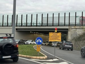 Senso unico in via Chiantigiana, traffico paralizzato e mattinata da incubo