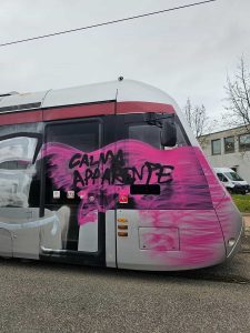 Assalto alla tramvia: cinque incappucciati fermano e imbrattano un convoglio / FOTO - VIDEO