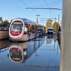 Allagata anche la sede della tramvia, la gente su Facebook: "Vergogna" / LE IMMAGINI