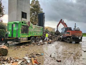 Campi Bisenzio invasa dai rifiuti: "Ripulito il 10% delle strade". E ora arriva il trituratore / FOTO
