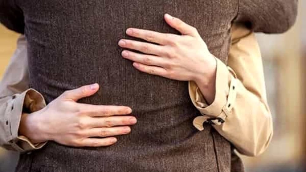 La truffa dell'abbraccio non riesce, le urla della vittima fanno scappare la borseggiatrice