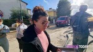 Alluvione, il cuore enorme dei volontari: “Qui per dare una mano a chi è stato meno fortunato di noi” | VIDEO