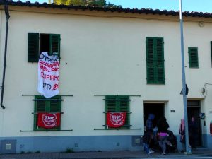 Nuova occupazione in due palazzine espropriate per l’Alta velocità: “Queste case vanno riassegnate”
