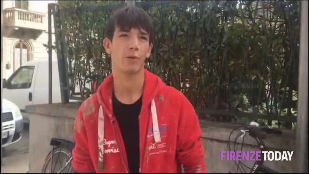 Alluvione, la carica degli studenti volontari: “Niente scuola, qui ad aiutare” VIDEO
