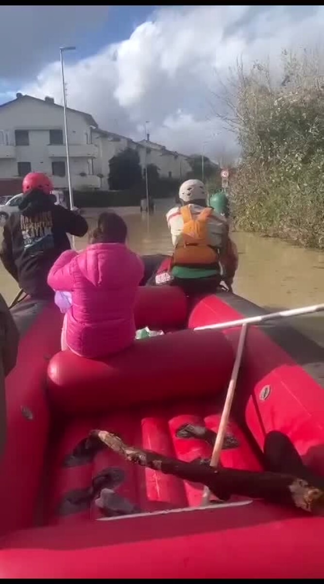 Alluvione, da scendere i fiumi a salvare vite: il gruppo Ratfing Firenze ha evacuato 26 persone a Campi Bisenzio VIDEO
