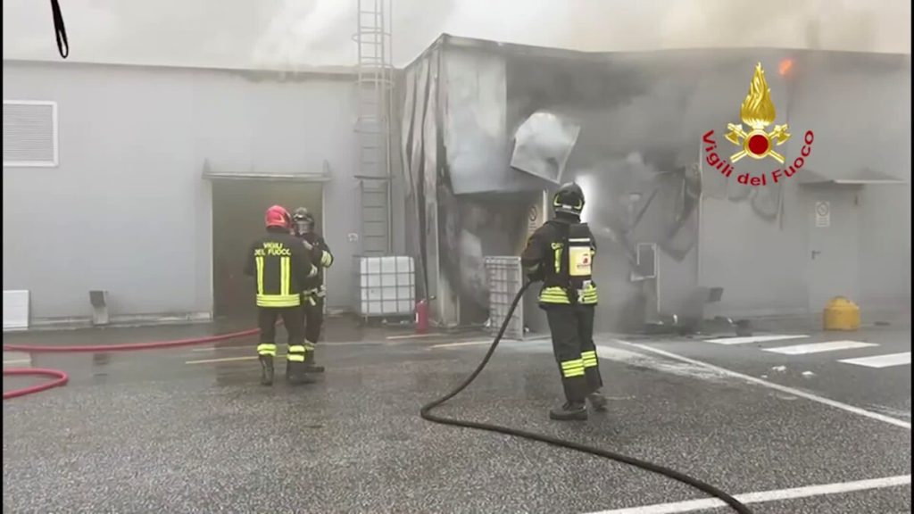 Incendio nello stabilimento Sammontana VIDEO