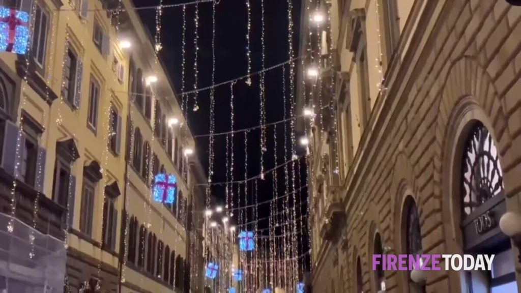 Natale, si accendono le luminarie di via Tornabuoni VIDEO