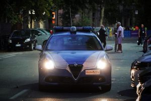 Tentato omicidio: accoltella la moglie in strada