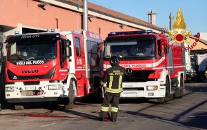 Mezzi per la raccolta rifiuti: incendio presso le strutture di Alia