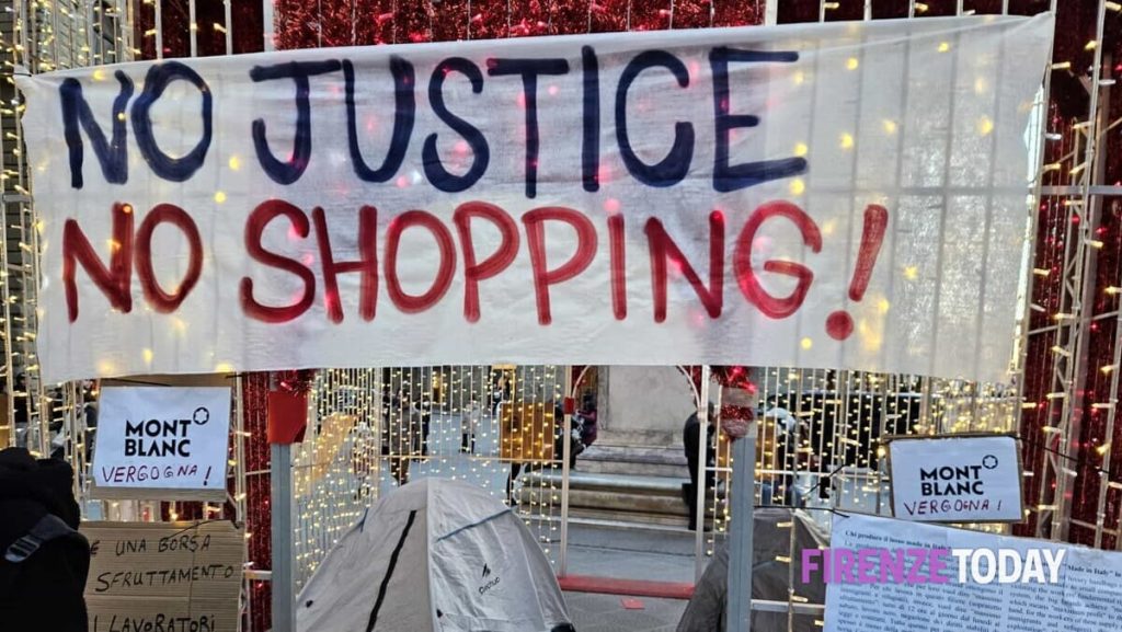 Lavoratori in appalto Montblanc "occupano" l'installazione natalizia della via della moda FOTO
