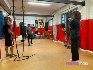 Boxe e Coro a Casa Parkinson. Lezioni di pugilato affidate a due insegnanti dei Rossi del Calcio Storico