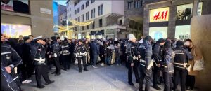 "Fermato da dieci agenti perché canta": Forza Italia e Italia Viva attaccano, la replica di Palazzo Vecchio / FOTO