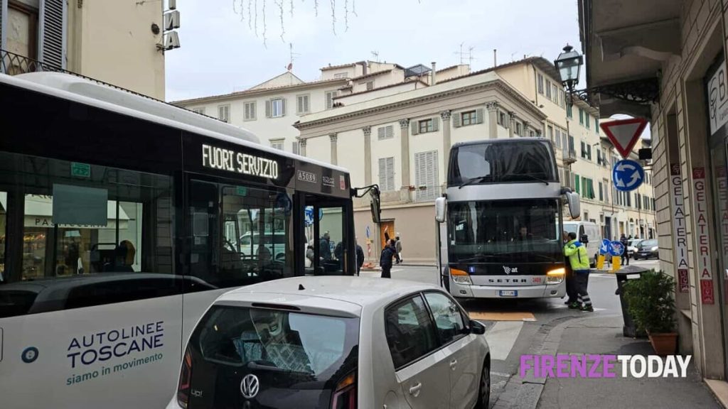 Bus si ferma alla rotatoria, viabilità in tilt