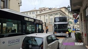 Bus si ferma alla rotatoria, viabilità in tilt
