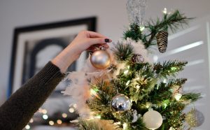 Tendenze addobbi di Natale 2023: quali colori e decorazioni scegliere per la tua casa