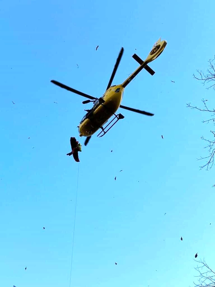 Cade con il parapendio: 49enne soccorso con l'elicottero